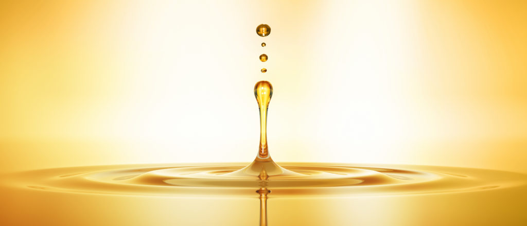 Tropfen aus goldenem Öl